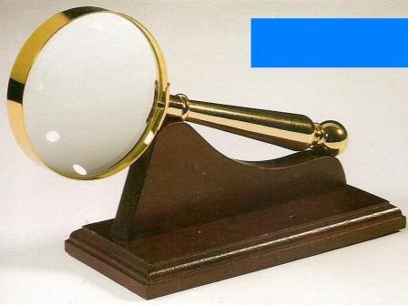 Pozłacana lupa firmy Leuchtturm na drewnianym stojaku